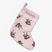 パーソナライズな(雄ジカの)枝角パターンを持つかわいい犬 スモールクリスマスストッキング (正面 (吊り時))