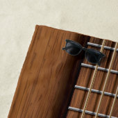 パーソナライズの上の自然な木製のアコースティックギターの終わり ビーチタオル (インサイチュ)