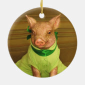 パーソナライズカワイパティザ豚ポートレートで緑 セラミックオーナメント (裏面)