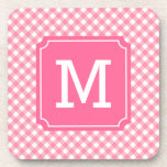 パーソナライズスタイリッシュベビーピンクジンガムモノグラム コースター<br><div class="desc">この飾甘い角のコースターモノグラムのは、田舎のシックなベビーピンクのジンガムのパターンを特徴とあなたの家。赤素晴らしちゃんシャワーや赤ちゃんシャワーパーソナライズされたプレゼント用。プレースホルダーの置き換えによってカスタマイズ文字。フォントを変更したり、そのサイズを変更するクリックなどの他のオカスタマイズプションには、*ズームプレビューに表示されるZazzle透かしは、最終印刷製品には表示されないことに注意。©ローズウッド、柑橘類</div>