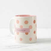 パーソナライズド パステルピーチとピンクの水玉模様 ツートーンマグカップ (正面左)