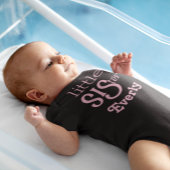 パーソナライズド ペイルピンク オン ブラック リトル シスター トドラーTシャツ