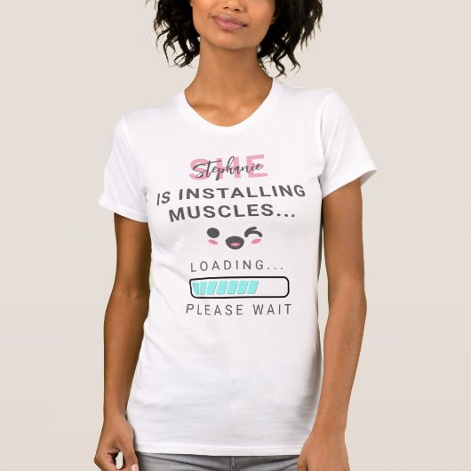 パーソナライズド 彼女は筋肉をインストール中 ローディング Tシャツ (正面)