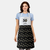 パーソナライズド 50歳の誕生日おめでとう エプロン (着用した状態)