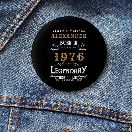 パーソナライズド 50歳の誕生日 1976年 おしゃれブラック 缶バッジ