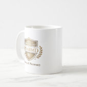 パーソナライズド PharmD 薬剤師免許エンブレム コーヒーマグカップ (正面左)