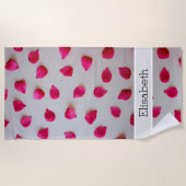 パーソナライズビーチタオル – 赤バラ花びら ビーチタオル (正面)