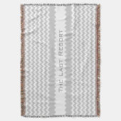 パーソナライズビーチハウス名グレージグザグザグ スローブランケット (正面縦)