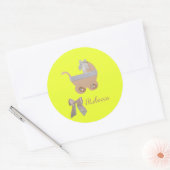 パーソナライズブライトピーチカラーベビーキャリッジ ラウンドシール (封筒)