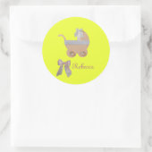 パーソナライズブライトピーチカラーベビーキャリッジ ラウンドシール (バッグ)