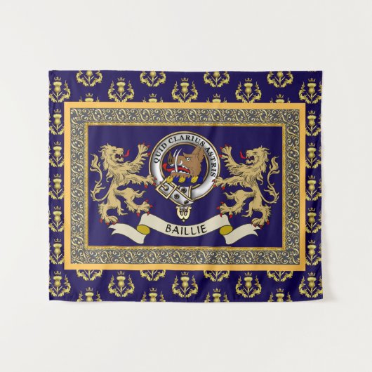 パーソナライズブルー バイリー クランバッジ タペストリー (正面(横))