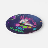 パーソナライズローラスケートで滑るネオン誕生日クラシック ペーパープレート (アングル)