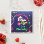 パーソナライズローラースケートで滑るネオン誕生日ナプキン スタンダードカクテルナプキン (インサイチュ)