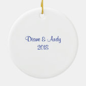 パーソナライズ初めてのクリスマスを一緒に鹿オーナメント セラミックオーナメント (裏面)