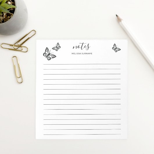 パーソナライズ可能な名前が並んだ黒い蝶 ノートパッド