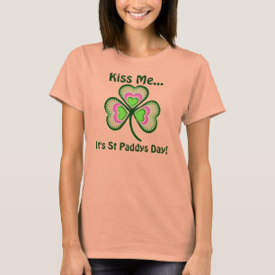 パーソナライズ私によってがある私に接吻して下さい(どの名前でも) Tシャツ
