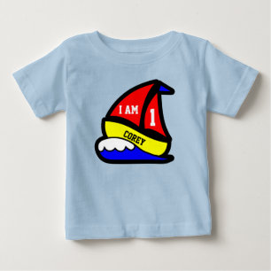 "パーソナライズ私は赤い航海されたボートとの1才です ベビーTシャツ