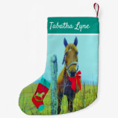 パーソナライズ茶色の馬の赤い弓クリスマスストッキング スモールクリスマスストッキング (裏面)
