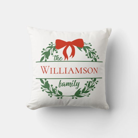 パーソナライズ赤い緑のリース家族の名前クリスマス クッション (正面)