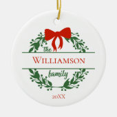 パーソナライズ赤い緑のリース家族の名前クリスマス セラミックオーナメント (正面)