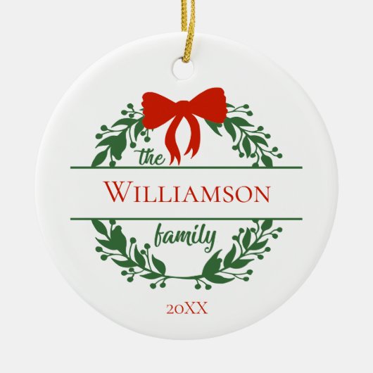パーソナライズ赤い緑のリース家族の名前クリスマス セラミックオーナメント (正面)