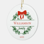 パーソナライズ赤い緑のリース家族の名前クリスマス セラミックオーナメント (左)