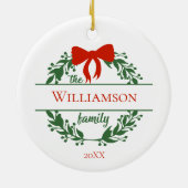パーソナライズ赤い緑のリース家族の名前クリスマス セラミックオーナメント (裏面)