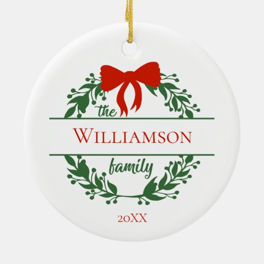 パーソナライズ赤い緑のリース家族の名前クリスマス セラミックオーナメント (裏面)