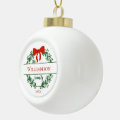 パーソナライズ赤い緑のリース家族の名前クリスマス セラミックボールオーナメント (右)