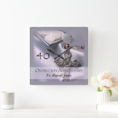 パーソナライズ40周年記念おめでとう スクエア壁時計 (ホーム)