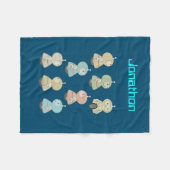 パーソナライズ – かわいいロボットイラストレーション フリースブランケット (正面(横))