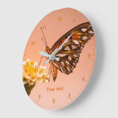 パーソナライズ・パッション・バタフライ・オン・《植物》百日草・フラワー  ラージ壁時計 (傾斜)