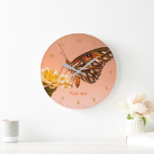 パーソナライズ・パッション・バタフライ・オン・《植物》百日草・フラワー  ラージ壁時計 (ホーム)