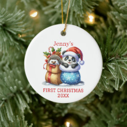 パーソナライズ パンダとハリネズミの赤ちゃんのクリスマス セラミックオーナメント