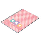 パーソナライズ ピンク チェック柄 学校 ノート (左側)