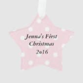 パーソナライズ ピンク ファースト クリスマス オーナメント (裏面)