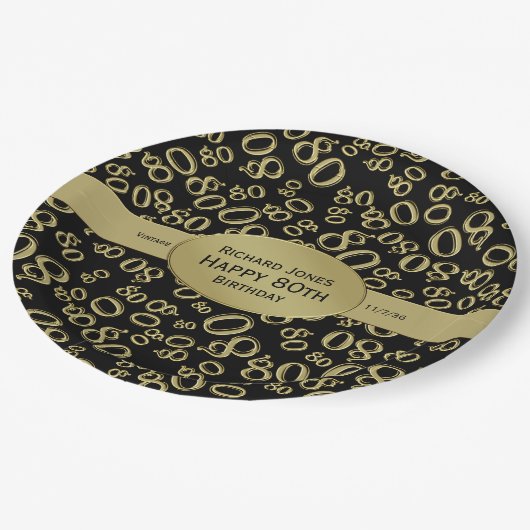パーソナライズ：ブラックと金ゴールド80番目の誕生日テーマ ペーパープレート (アングル)