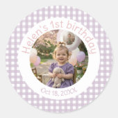 パーソナライズ ラベンダー ギンガム 1歳 誕生日 写真 ラウンドシール (正面)