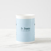 パーソナライズ、調整の記念日の司祭、クロス ボーンチャイナマグカップ (正面)