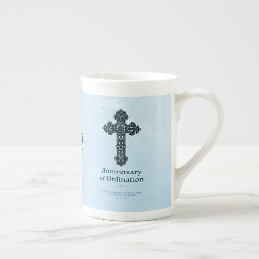 パーソナライズ、調整の記念日の司祭、クロス ボーンチャイナマグカップ (右)
