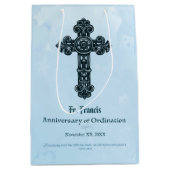 パーソナライズ、調整の記念日の司祭、クロス ミディアムペーパーバッグ (正面)