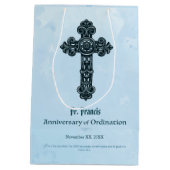 パーソナライズ、調整の記念日の司祭、クロス ミディアムペーパーバッグ (裏面)