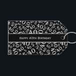 パーソナライズ： Happy 40th Birthday B & W Giftラベル ギフトタグ<br><div class="desc">パーソナライズ：幸せな40th誕生日ギフトラベル。このデザインは、40番の白黒抽象芸術の背景をオールオーバーのコラージュプリントで様々なサイズと角度で繰り返している。中央の黒いバナーの文字は、自分の言葉に変更する簡単を作るための文字テンプレートを持っている。背中には贈り物の「To:」と「From」があ与える。</div>