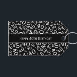 パーソナライズ： Happy 40th Birthday B & W Giftラベル ギフトタグ<br><div class="desc">パーソナライズ：幸せな40th誕生日ギフトラベル。このデザインは、40番の白黒抽象芸術の背景をオールオーバーのコラージュプリントで様々なサイズと角度で繰り返している。中央の黒いバナーの文字は、自分の言葉に変更する簡単を作るための文字テンプレートを持っている。背中には贈り物の「To:」と「From」があ与える。</div>