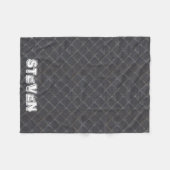 パーソナライズ – Iron Metalダイヤモンドパターン フリースブランケット (正面(横))