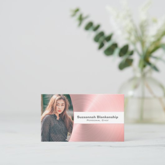 パーソナルシェフのブラシ仕上げピンクメタルカスタム写真 名刺 (スタンド正面)