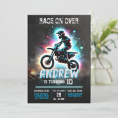 パーソナルモトクロスダートモーターバイクボーイ誕生日 招待状 (スタンド正面)