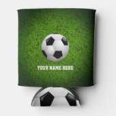 パーソナル化可能なサッカー |緑の草の上のサッカー 缶クーラー (正面)