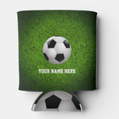 パーソナル化可能なサッカー |緑の草の上のサッカー 缶クーラー (裏面)