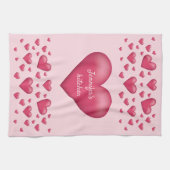 パーソナル化可能なハートを持つピンクの文字 キッチンタオル (横)